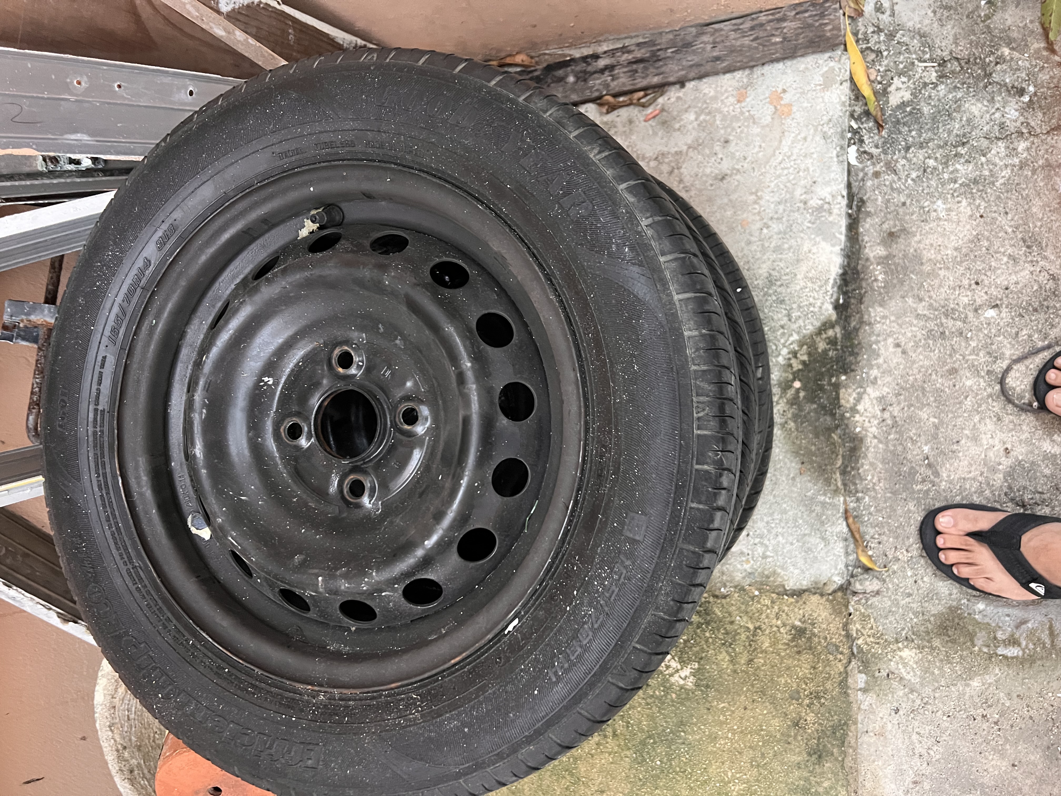 jeepetas y camionetas - Vendo 4 aros 14 con todo y gomas 