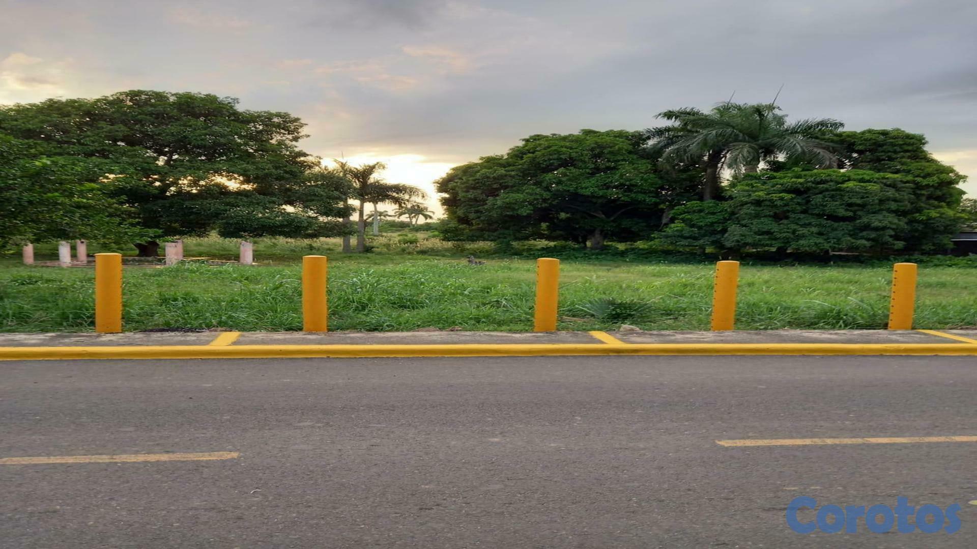 solares y terrenos - Vendo terreno en la Autopista Duarte 1
