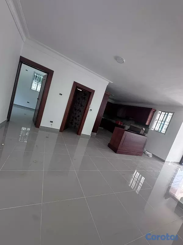 casas - Casa de 3 Niveles con Amplio Patio  6