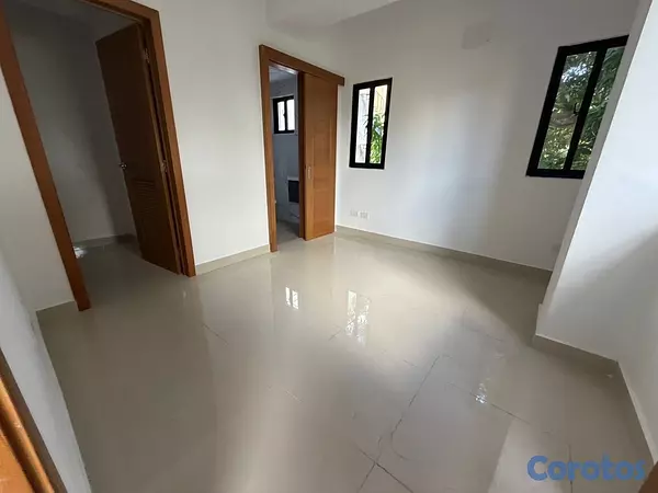 apartamentos - alquiló avenida independencia tercer nivel una habitación 1.5 baño parqueo balcó 6