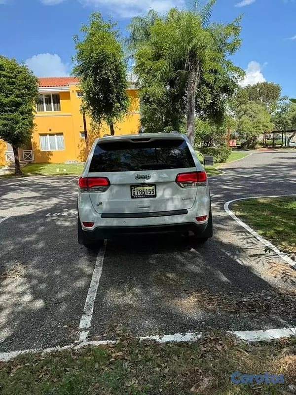 jeepetas y camionetas - JEEP GRAND CHEROKEE LAREDO 2020 4