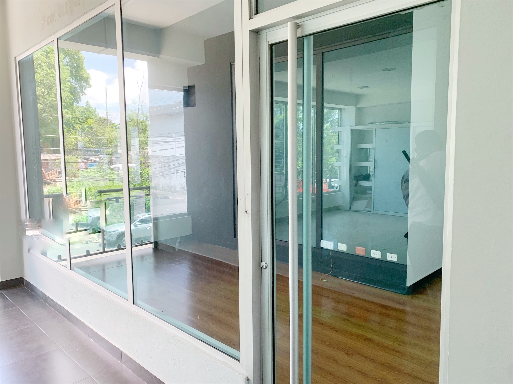 oficinas y locales comerciales - Local céntrico en los jardines 5