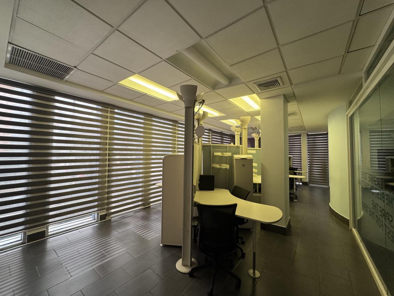 oficinas y locales comerciales - Local comercial edificio alquiler Naco Santo Domingo 9