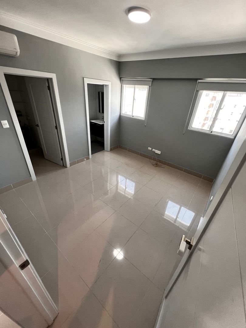 apartamentos - Vendo Evaristo morales dos habitaciones con línea blanca dos parqueos balcón  7