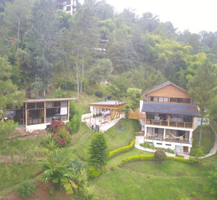 casas vacacionales y villas - Villa de Lujo en Venta en Jarabacoa, Tu Refugio de Montaña 5