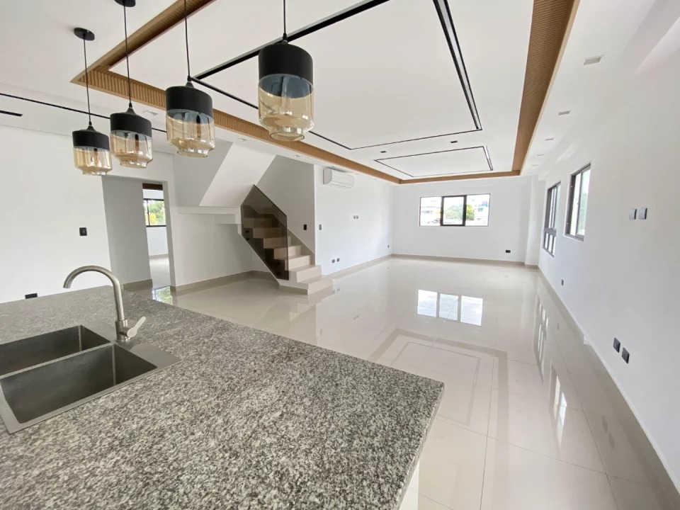 apartamentos - Vendo moderno Pent-House en Los Restauradores