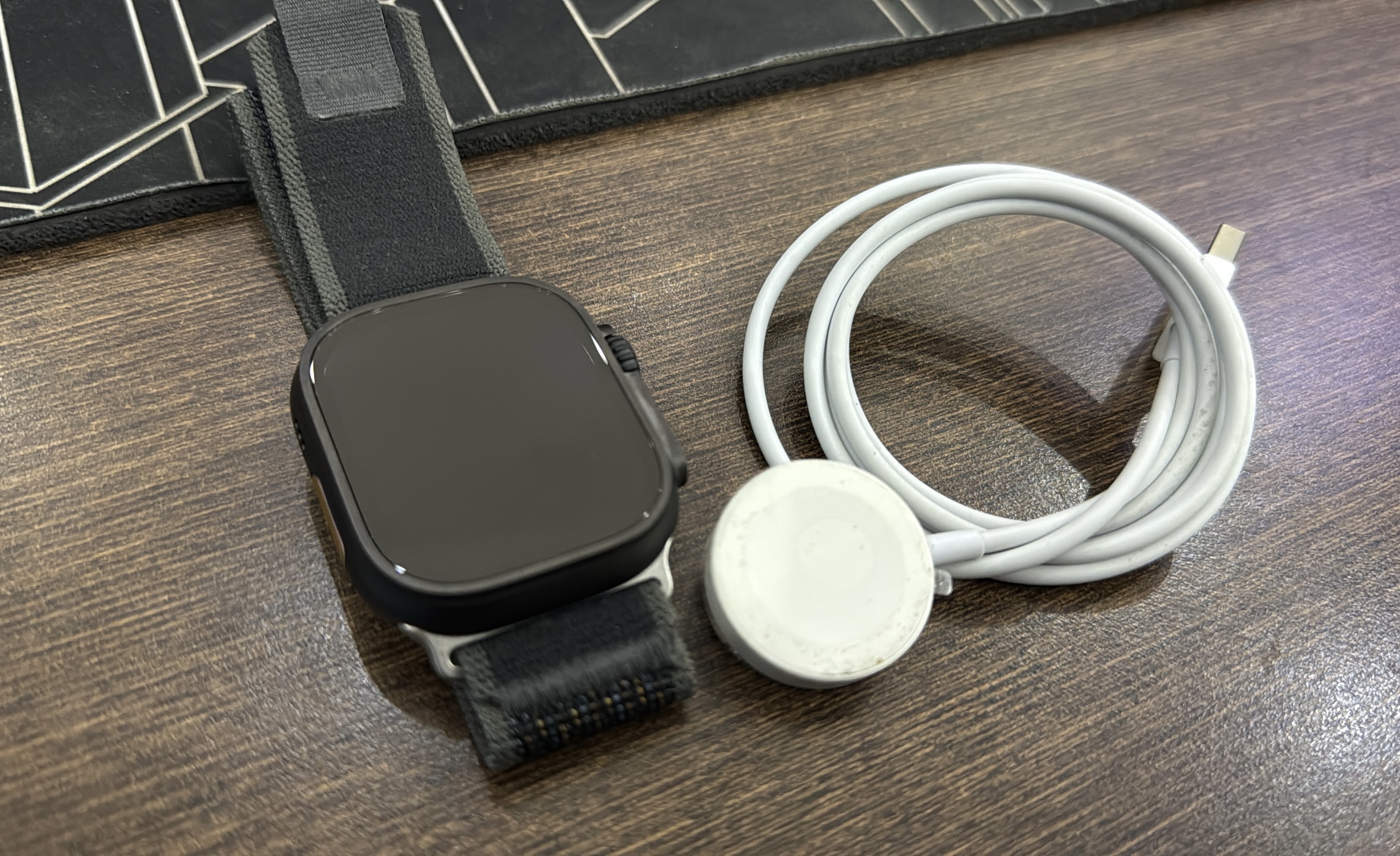 accesorios para electronica - Apple Watch Ultra 2 49mm Black Titanium, Como Nuev 0