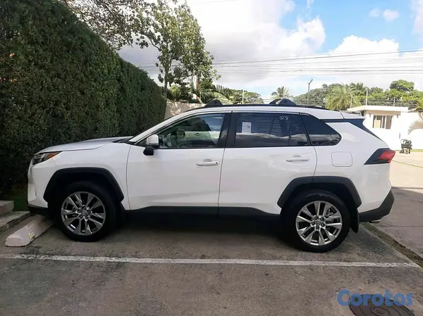 jeepetas y camionetas - Toyota rav4 2023 xle clean  8
