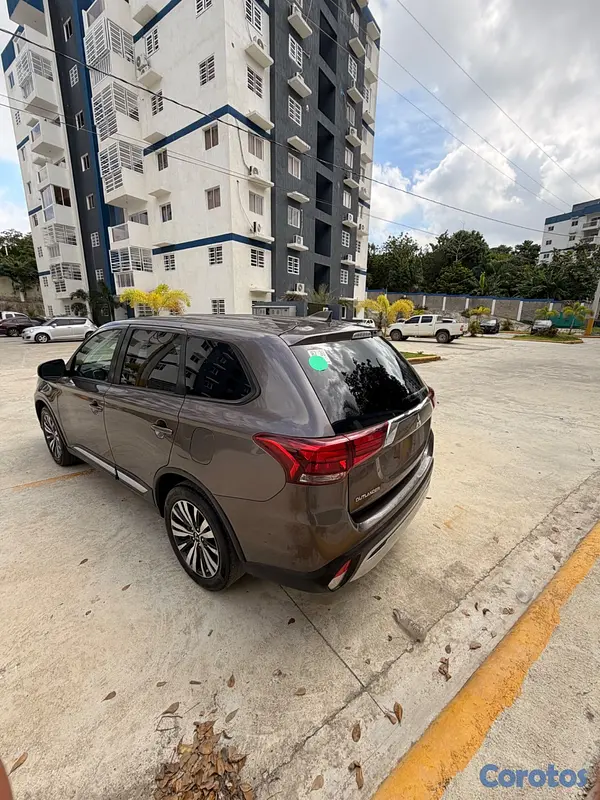 jeepetas y camionetas - Mitsubishi Outlander 2020 2