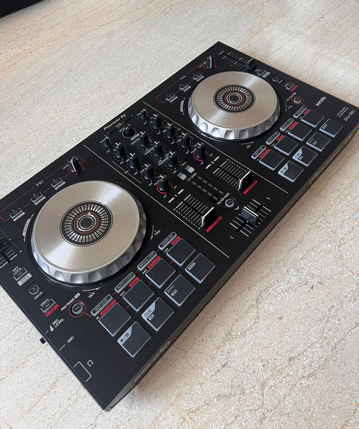 consolas y videojuegos - Consola DJ Mezcladora musica portatil con su case original 1
