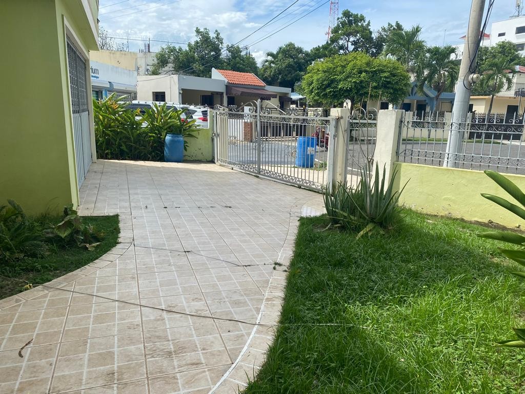 oficinas y locales comerciales - Se Renta Casa de 2 Niveles para Fines Comerciales  2
