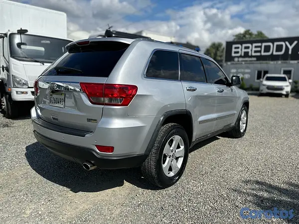 jeepetas y camionetas - Jeep Cherokee Laredo 2011 3