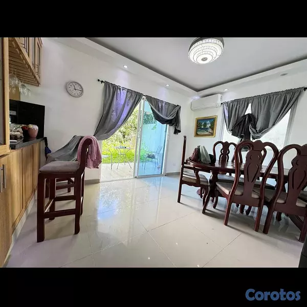 casas - VENDO Casa de 3 Habitaciones  en la Av. República  6