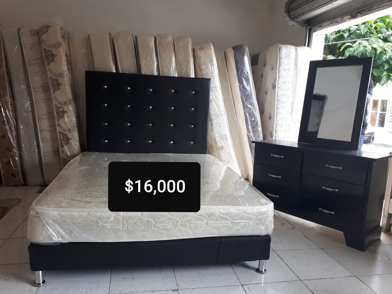 muebles y colchones - Cama con Colchon y Gavetero 0
