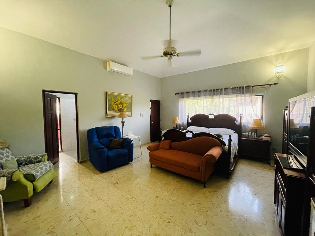 casas - Venta de casa de lujo con piscina en el Distrito Nacional Sector los cacicazgos 6