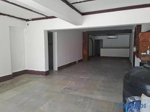 oficinas y locales comerciales - 🔵Alquilo Local 200 mts 1er piso en Julieta 8