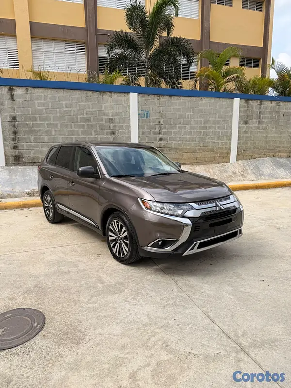 jeepetas y camionetas - Mitsubishi Outlander 2020 4