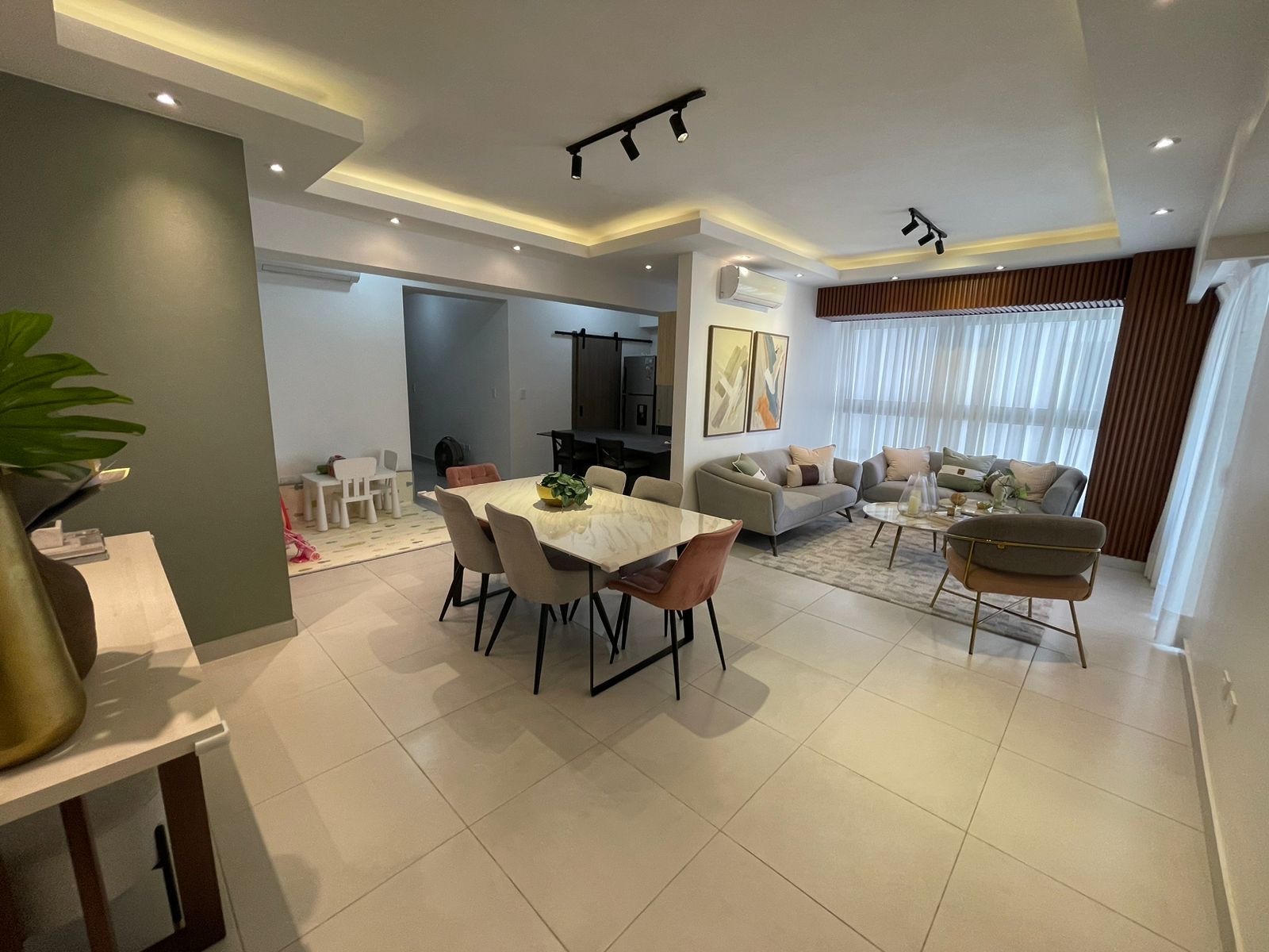 apartamentos - Vendo naco dos hab dos parqueos 2.5 baños balcón 
