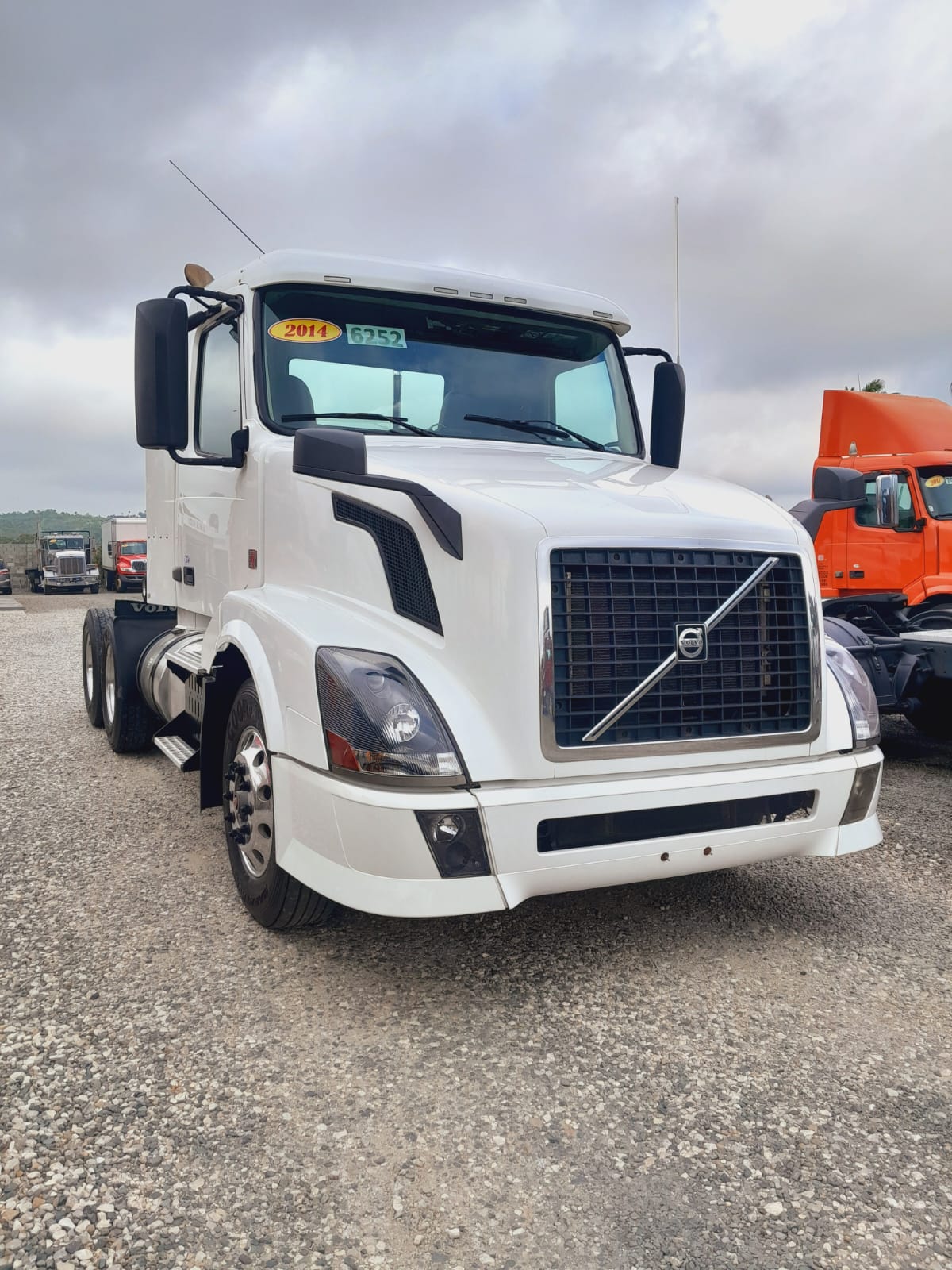 camiones y vehiculos pesados - Volvo VNL año 2014