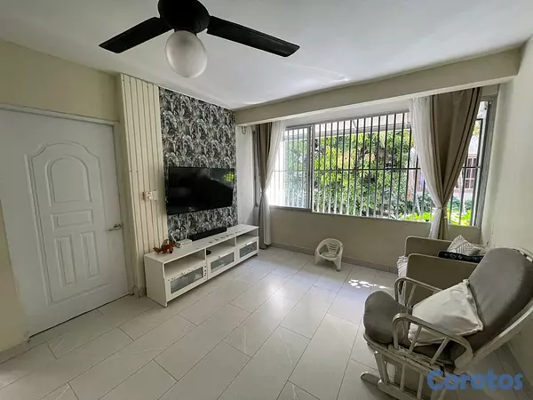 casas - Casa totalmente remodelada en venta en Quisqueya justo al borde del millón 7