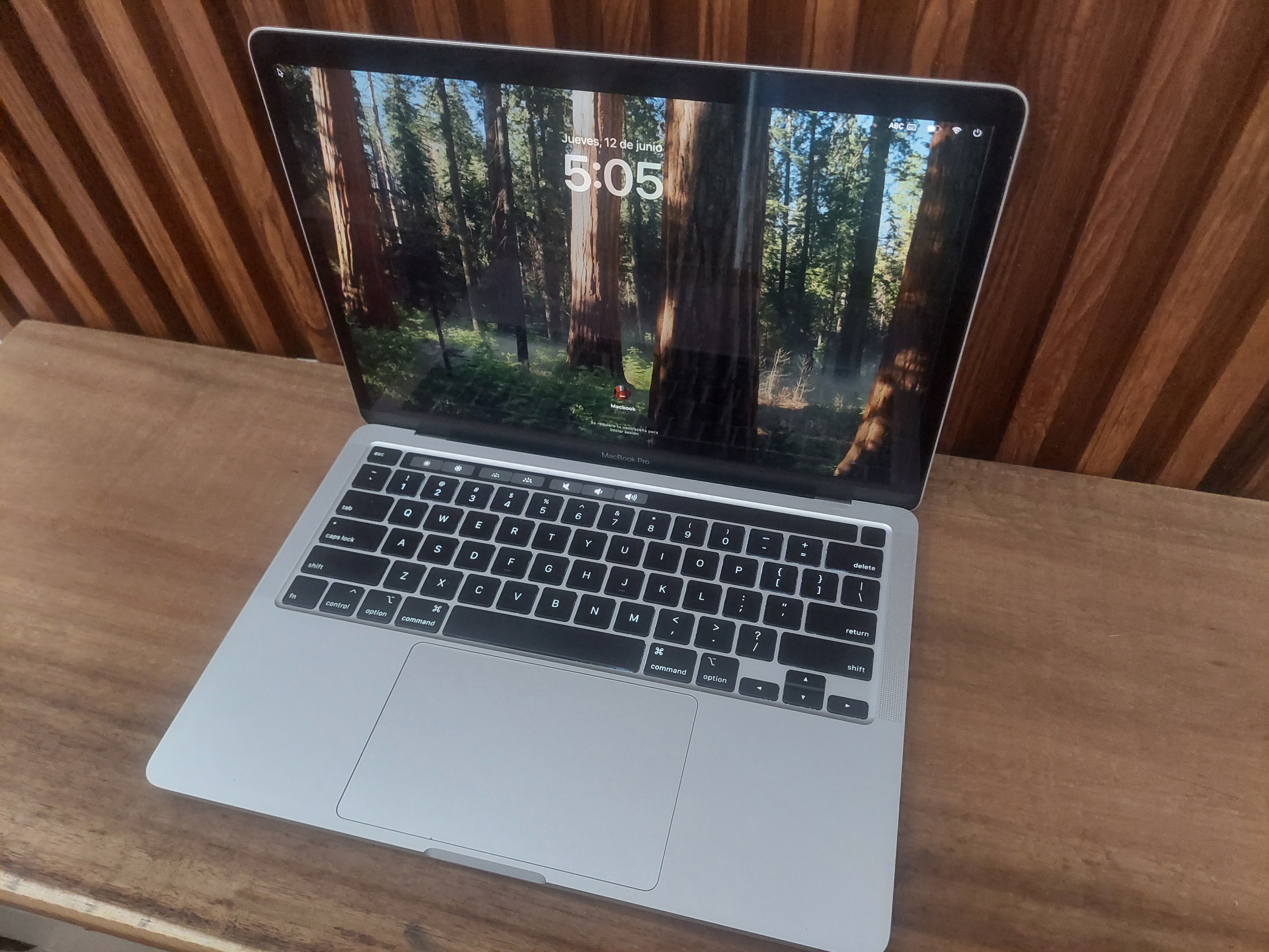 computadoras y laptops - Macbook Pro 2020 i5 512 GB - negociable