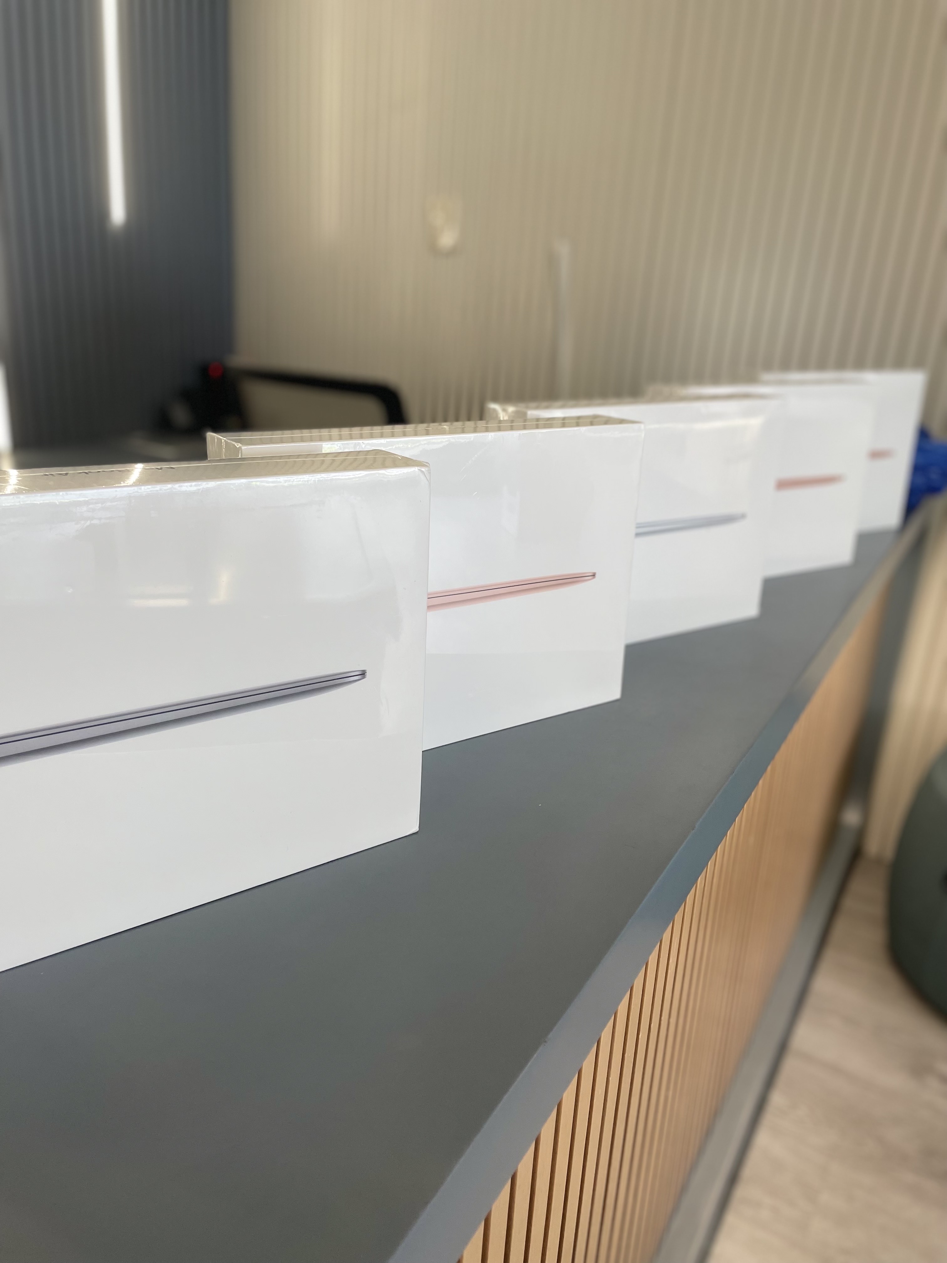 computadoras y laptops - MACBOOK AIR M1 13 PULGADA 8Gb DE RAM 256Gb SSD