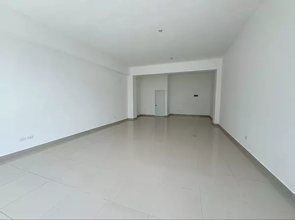 oficinas y locales comerciales - Alquiler local céntrico en urb fernandez 3