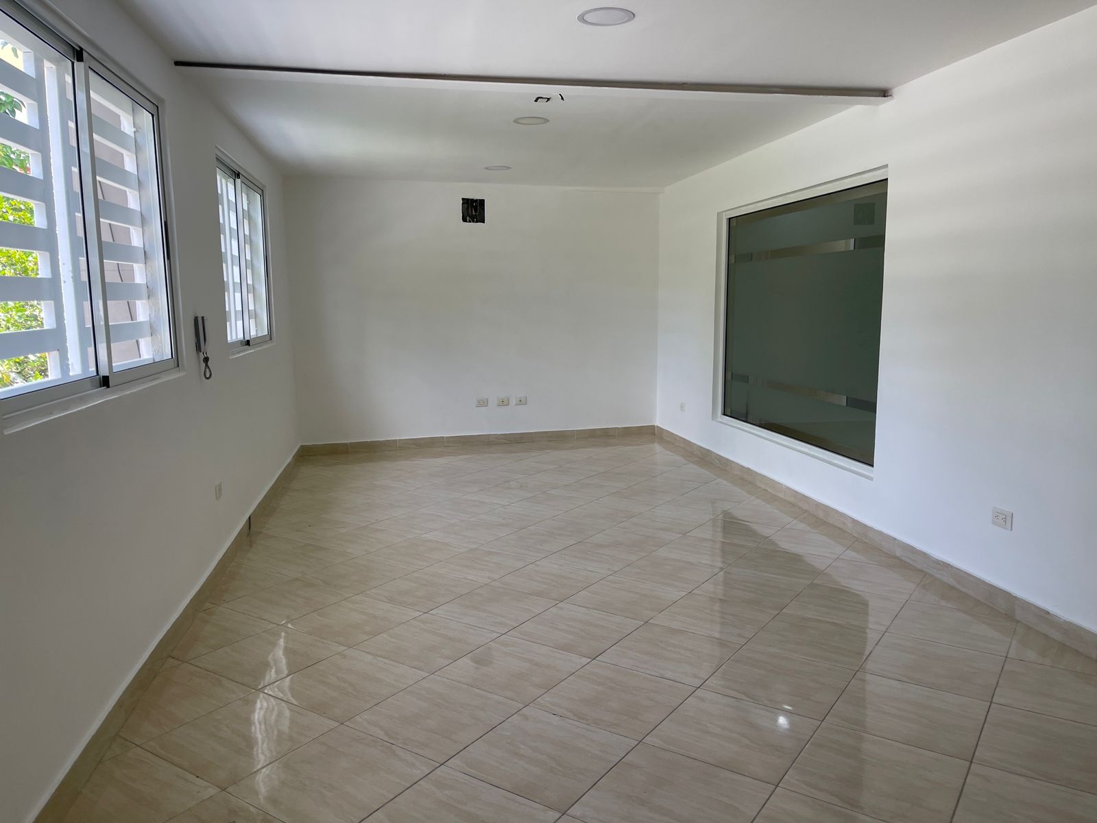 oficinas y locales comerciales - Oficina en Alquiler plaza comercial en Gazcue 0