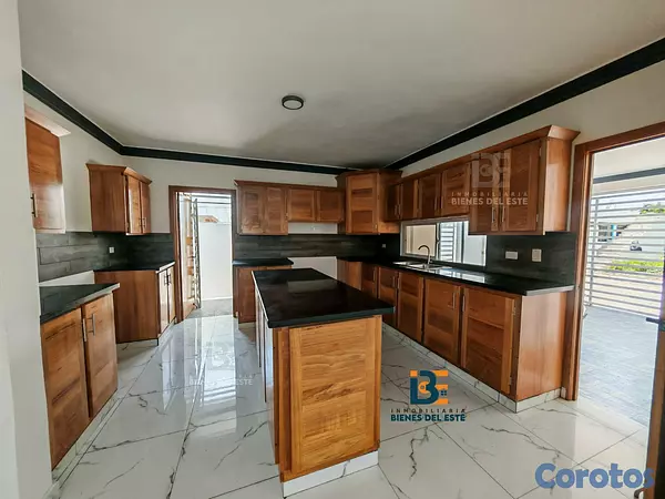 casas - Se Vende amplia Vivienda NUEVA, con mucho patio, u 5
