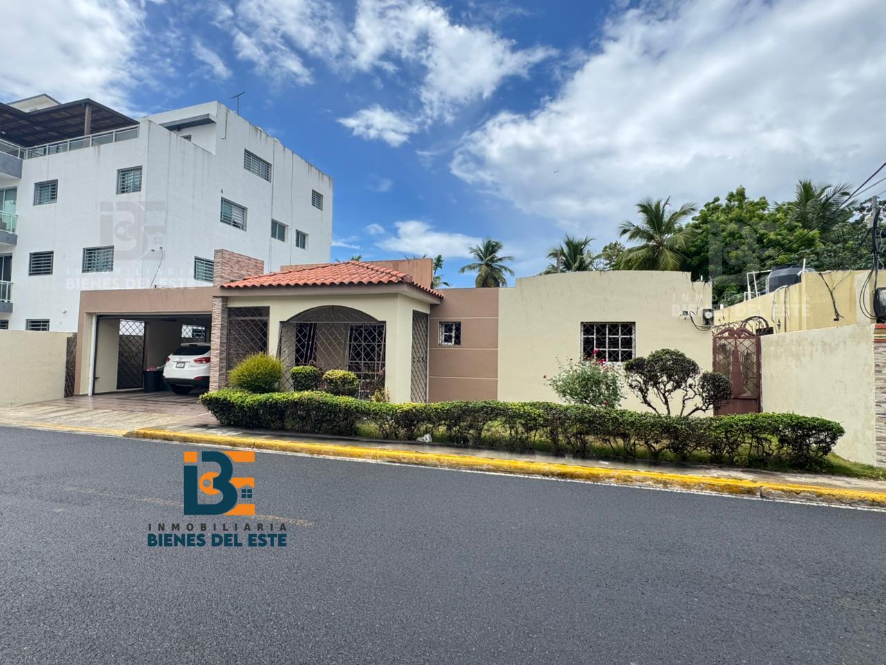 casas - Se Alquila Esta Bella Casa en Residencial Cerrado. 0