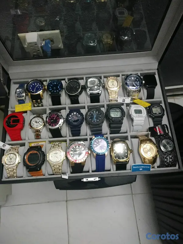 joyas, relojes y accesorios - Disponible reloj. De diferentes marcas  originales precio  dependiendo el reloj  2