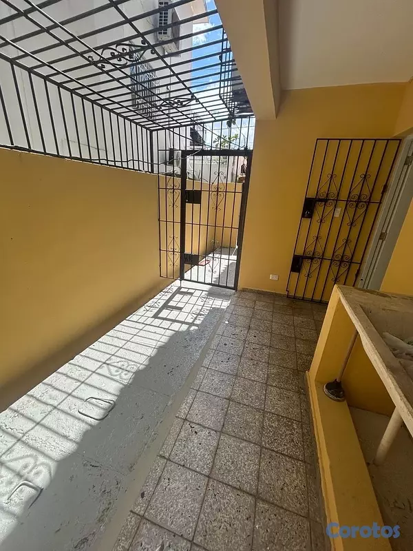 apartamentos - vendo primer nivel en el millón tres habitaciones dos baños parqueo servicio  6