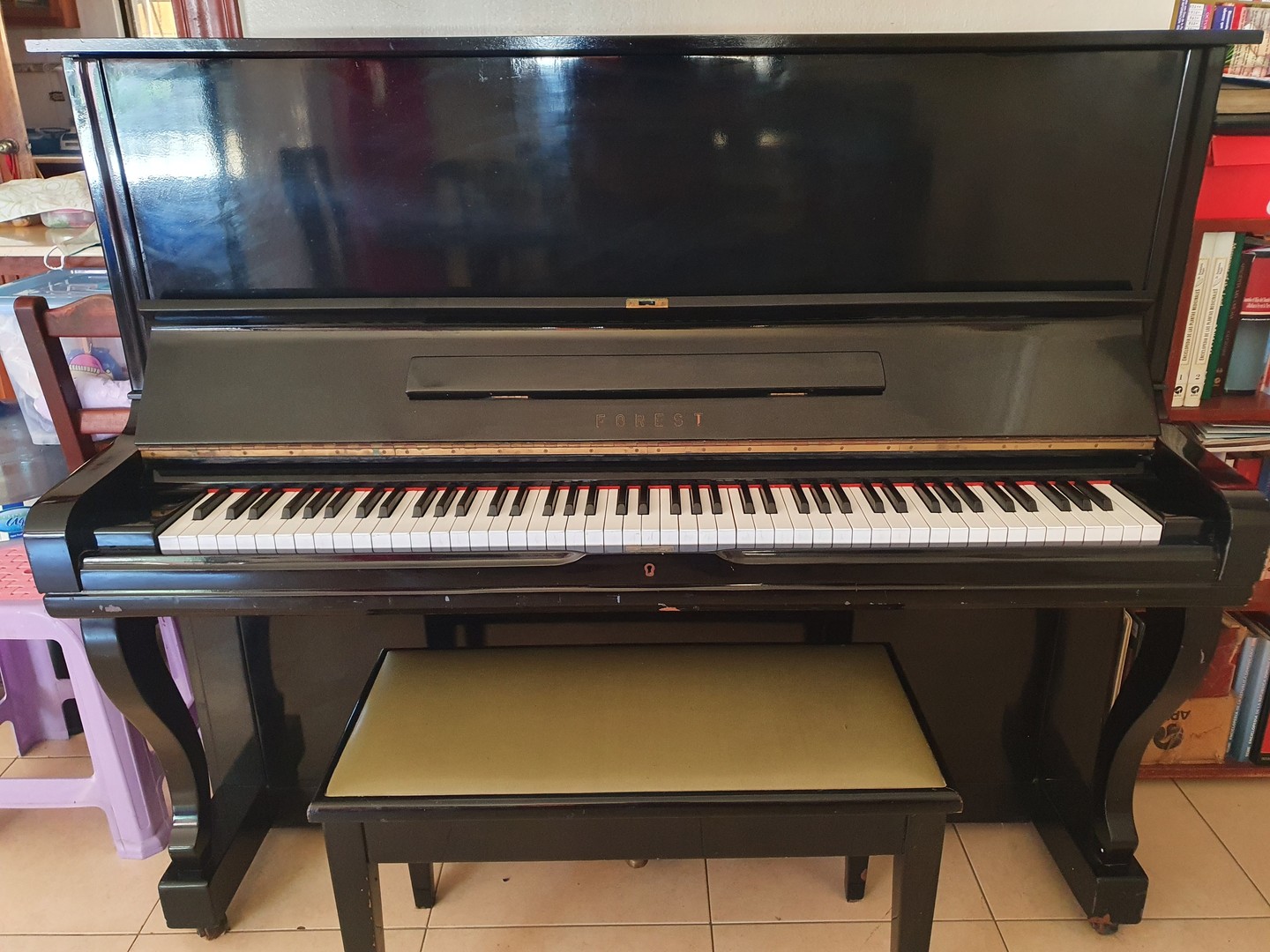 instrumentos musicales - Piano vertical (de pared) marca FOREST en venta (negociable).
