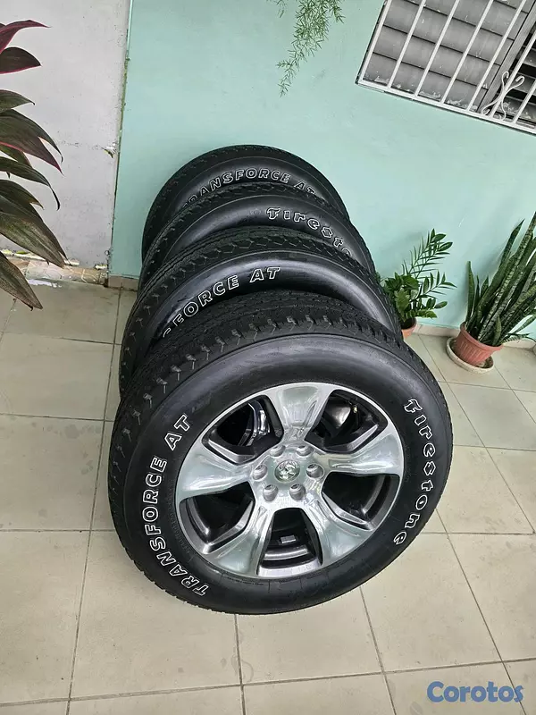 repuestos - vendo 4 gomas #20 con sus aros,cromado, 6 hoyos, importadas casi nueva. 2