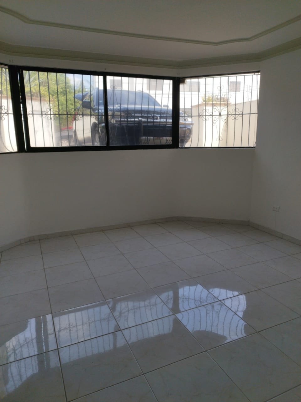 apartamentos - Se Alquila Apartamento en La Española  (primer nivel) de 140  mts.  2