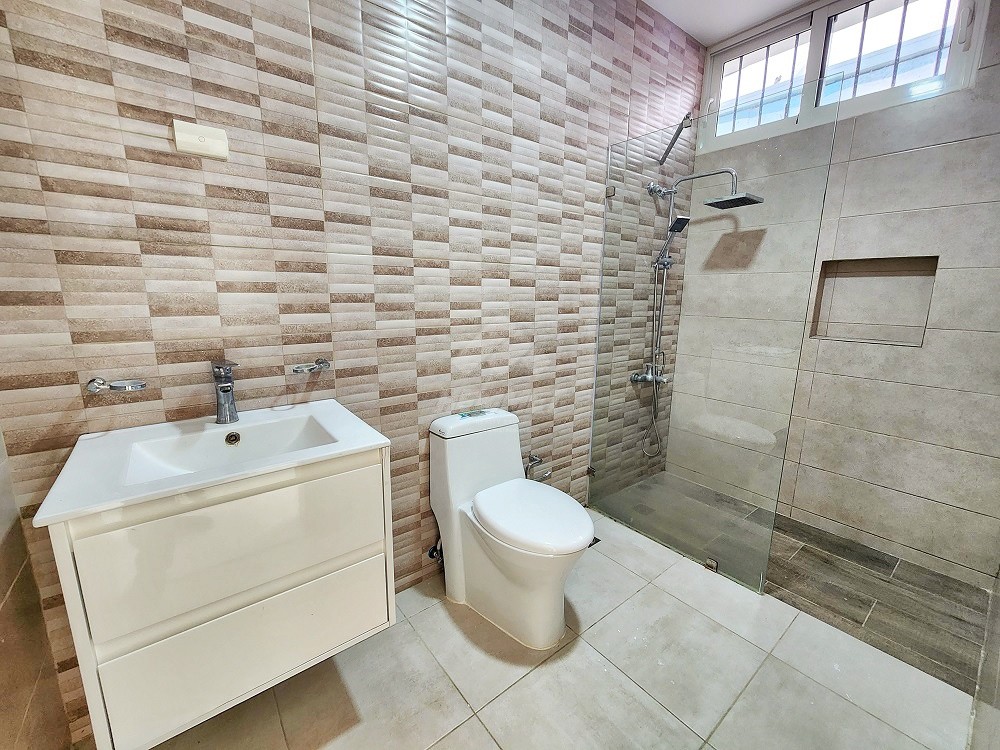 casas - LUMINOSA CASA CON PATIO ESPANOL CERROS DE GURABO SANTIAGO  5