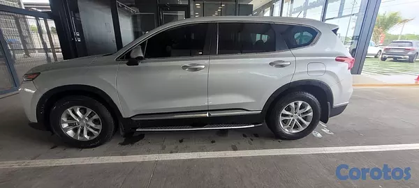 jeepetas y camionetas - HYUNDAI SANTA FE SE 2019 motor DOCH impecable  7