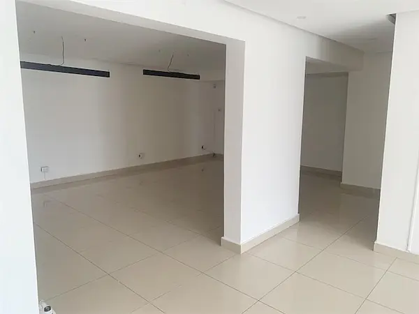 oficinas y locales comerciales - Amplia propiedad esquinera 7