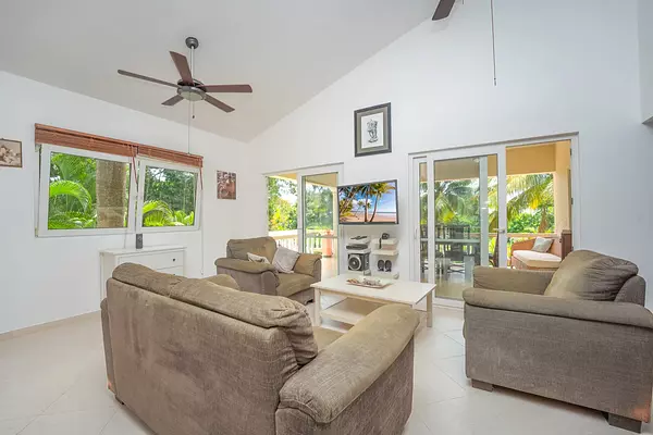 casas vacacionales y villas - Villa con Amplio Jardin y Piscina en Sosua  8