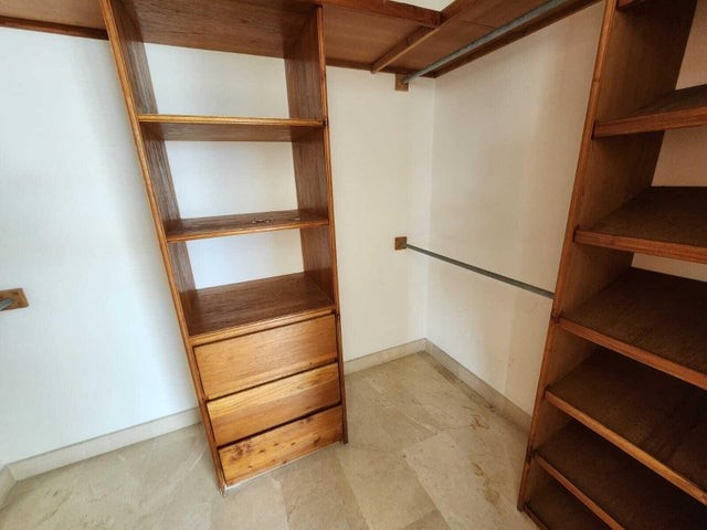 apartamentos - Apartamento En Alquiler En Evaristo Morales De Tres Habitaciones + Family 8