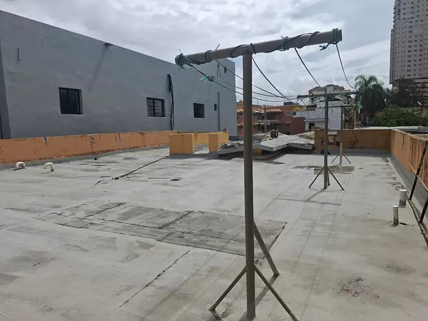 solares y terrenos - Venta de Local C. y Vivienda Zona Universitaria 4