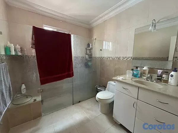 casas - vendo casa los Ríos de dos muebles 5 habitaciones 4 de ellas con baño 3 parqueos 12