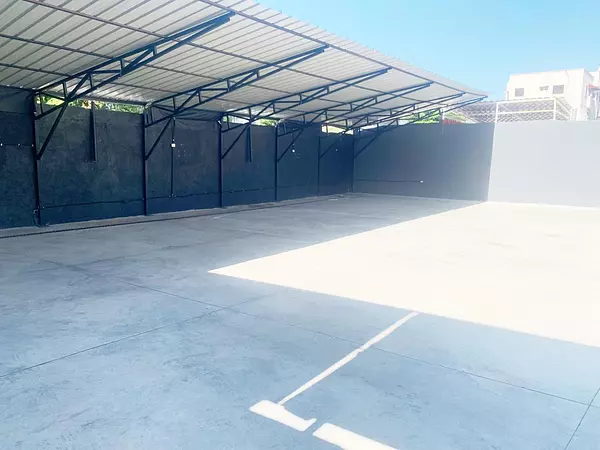oficinas y locales comerciales - Local céntrico de dos niveles  7