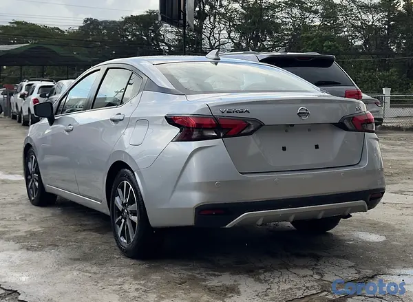 carros - Nissan Versa SV 2021
 4