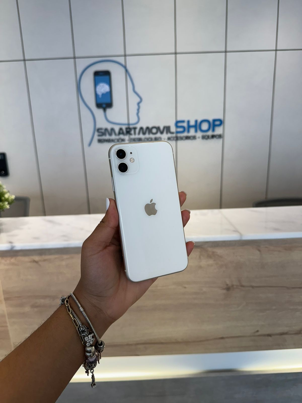 computadoras y laptops - IPHONE 11 NORMAL 64 FACTORY UNLOCK CLASE A+ 0