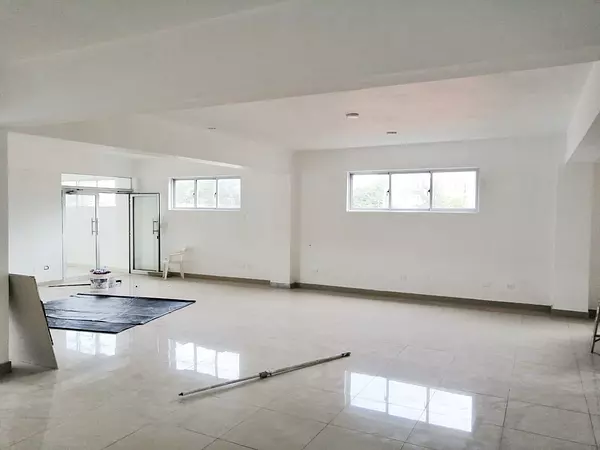 oficinas y locales comerciales - Local céntrico y amplio  4