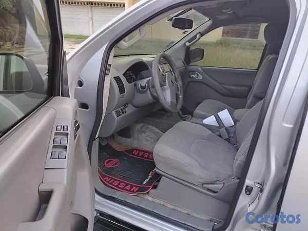 jeepetas y camionetas - Nissan frontier SV 2015 transmisión mecánica  7