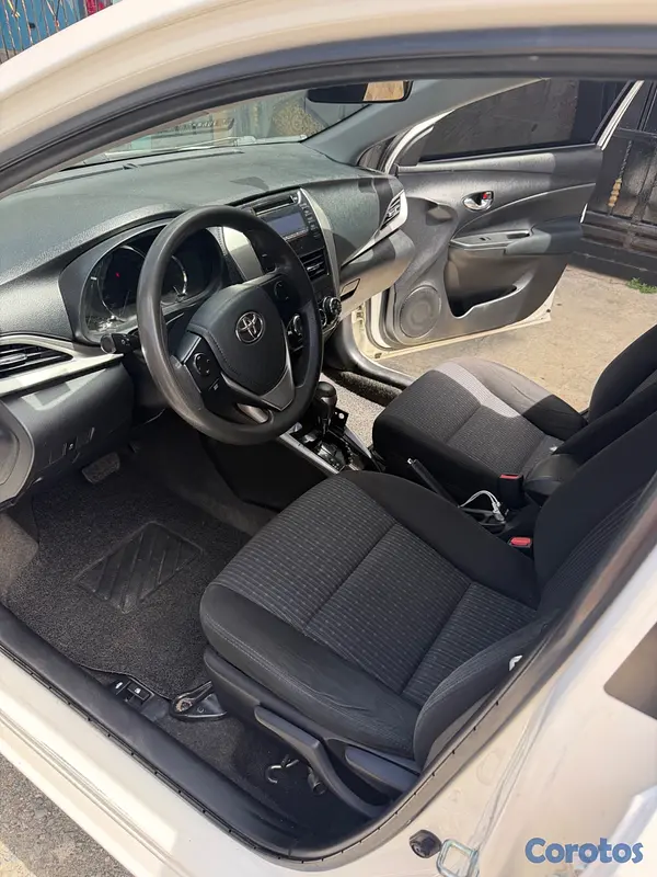carros - Toyota Yaris año 2018 4