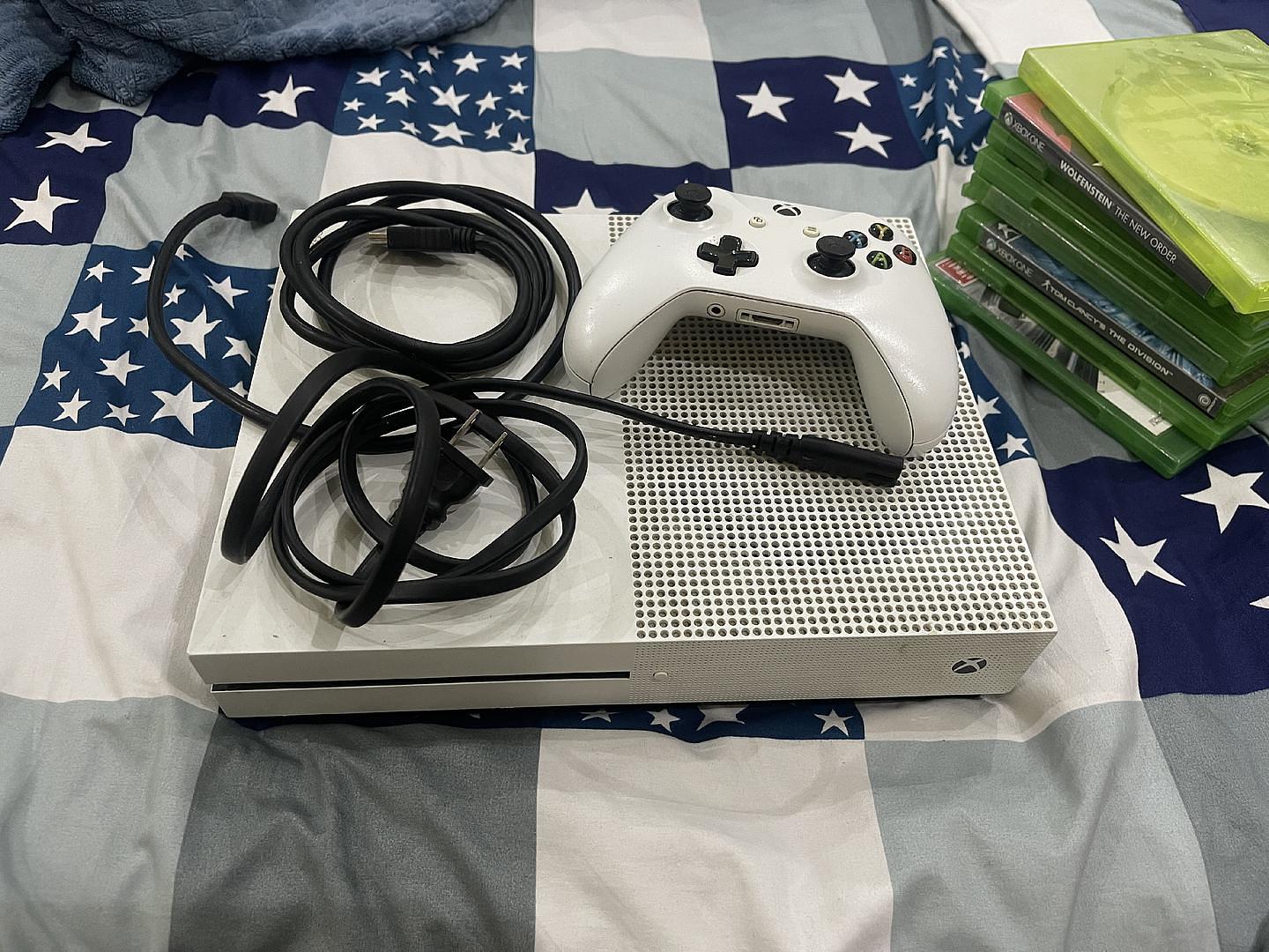consolas y videojuegos - Xbox one s 1T en perfecto estado con 8 juegos y todos sus cables negociable 