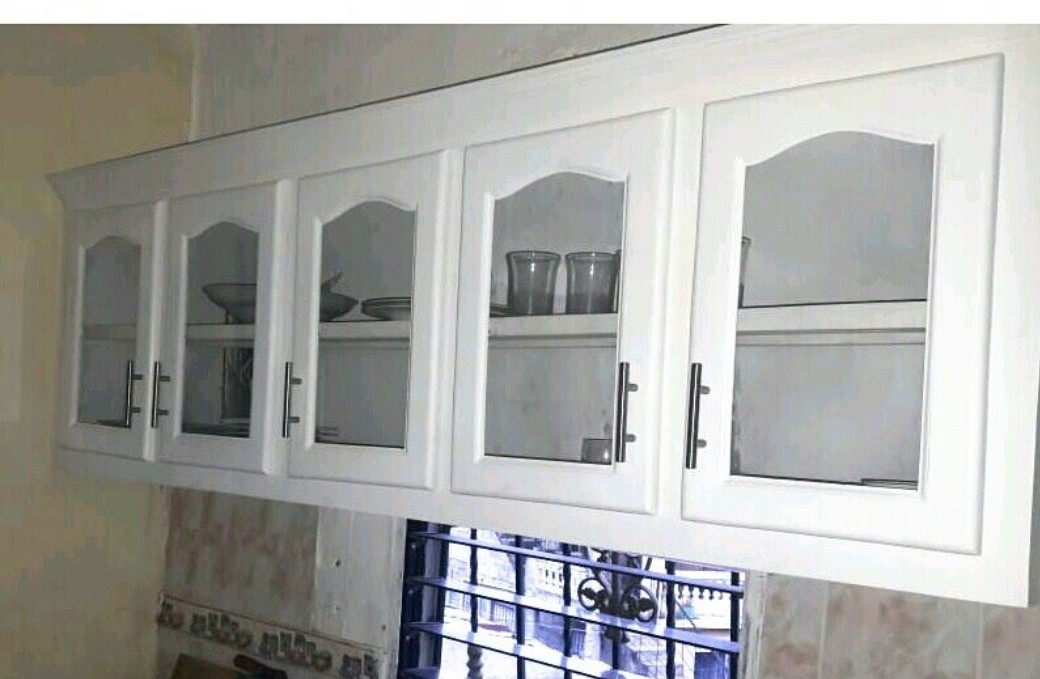 muebles y colchones - Gabinete blanco con cristales 